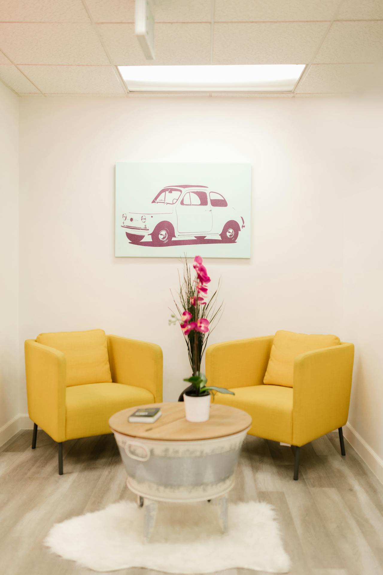 salle-attente-decoration-jaune